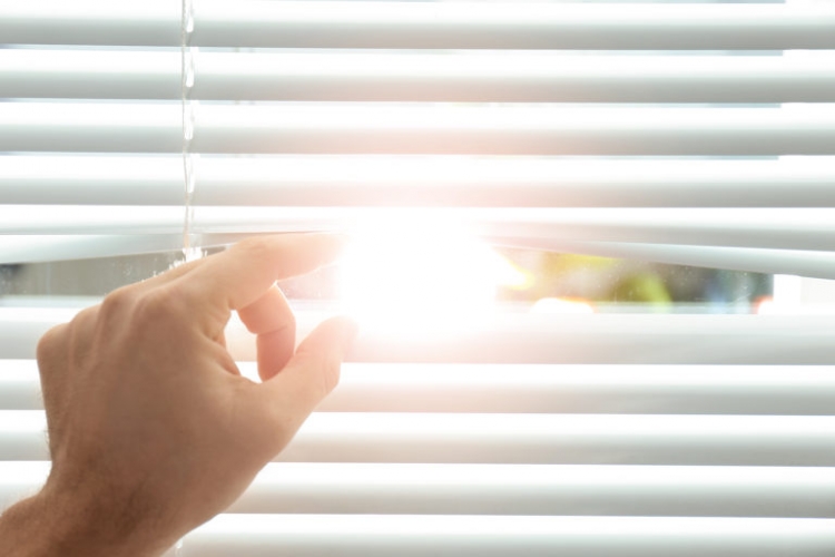 Como escolher persianas para ambientes com muita exposição solar